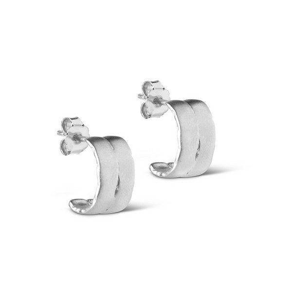 Agnes hoops i sølv fra Enamel Copenhagen – små creoler i sølv 12 x 7,5 mm.